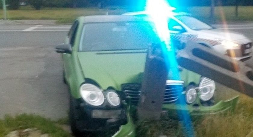 Ściął latarnię przy ul. Modzelewskiego [ZDJĘCIA]