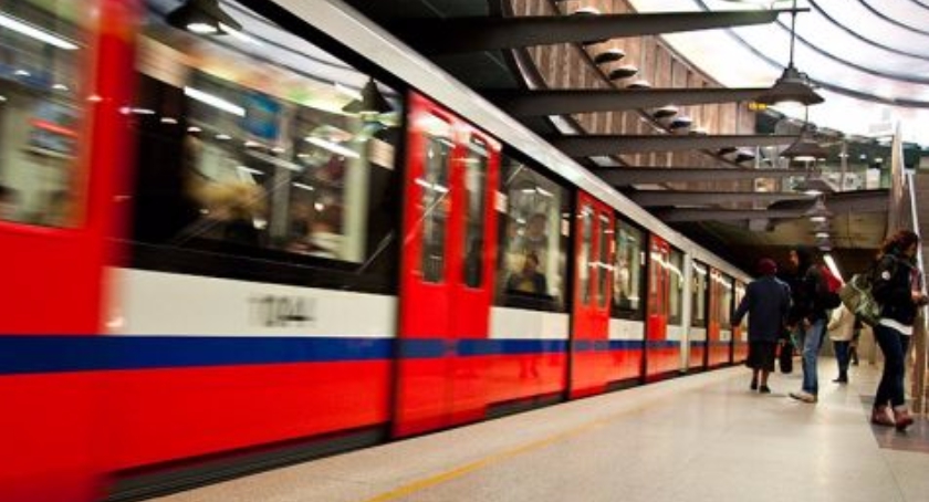 Czym częściej podróżuje mieszkaniec Mokotowa: autobusem, autem czy metrem? A może piechotą?