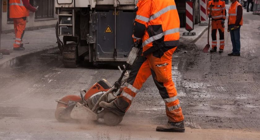 Gdzie powinno się przeprowadzić remont nawierzchni na Mokotowie?