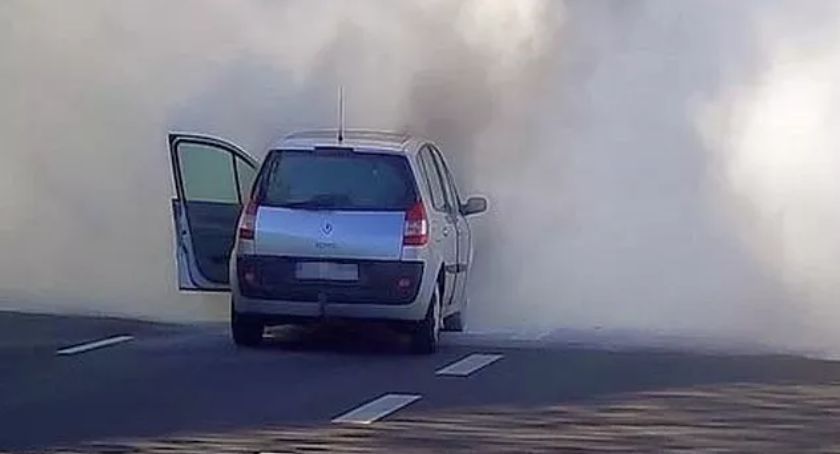 Gęsty dym nad autem na Dolince Służewieckiej 