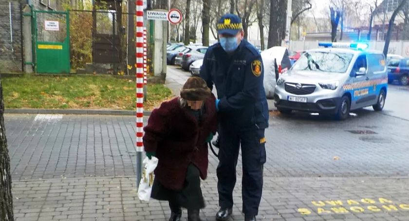 Wyszła z domu, ale zabrakło jej sił przy ul. Czerskiej