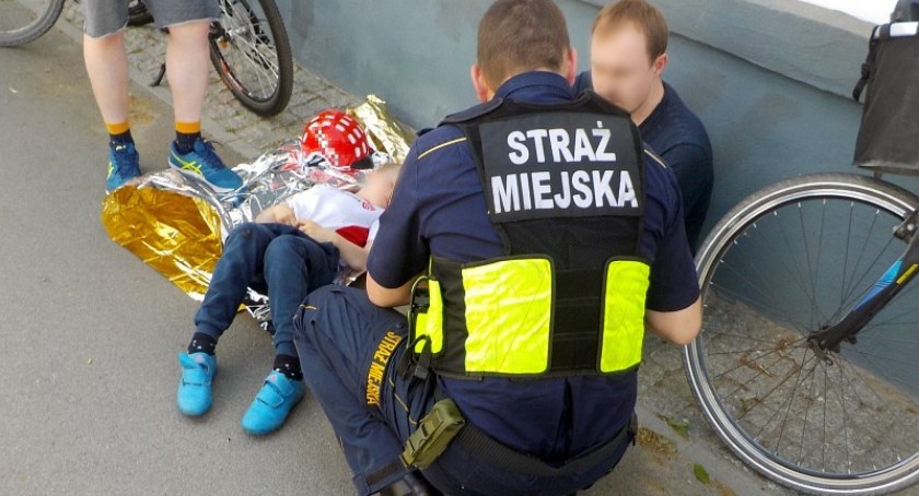 Chłopczyk przewrócił się na rowerze. Potrzebował pomocy