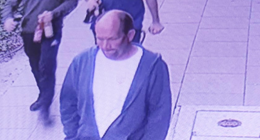 Wkładał pasażerce rękę pod sukienkę. Policja szuka zboczeńca 