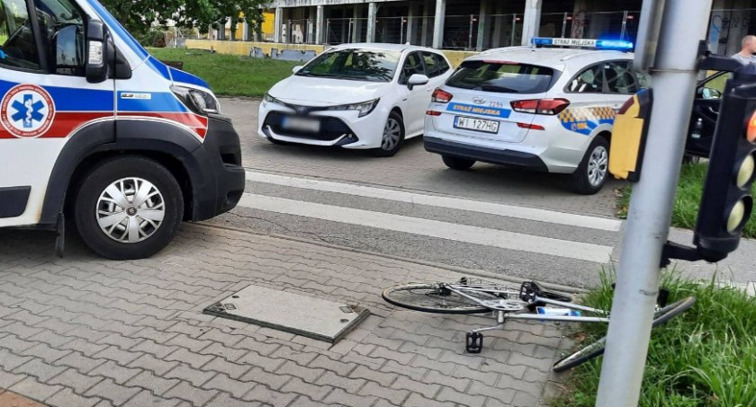 Potrącony rowerzysta potrzebował pomocy. Interwencja przy ul. Sobieskiego [ZDJĘCIA]