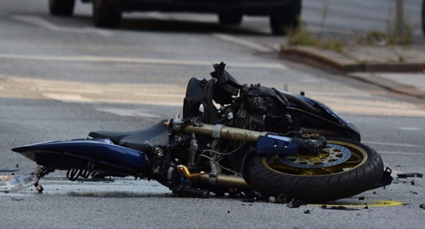 Kobieta z volvo przez brak uwagi uderzyła w  motocyklistę, którego pojazd się rozpadł 