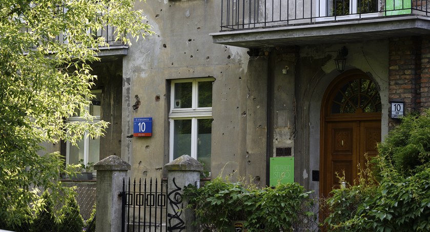 Ślady po kulach na elewacji budynku przy ulicy Naruszewicza
