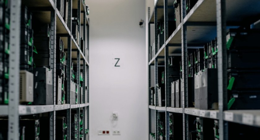 Cash processing a regulacje prawne: Kluczowe przepisy i ich wpływ na branżę.