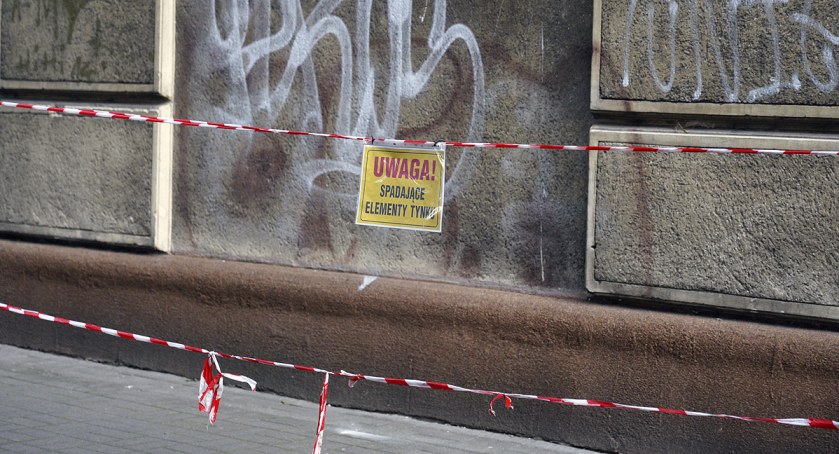 Spadające elementy tynku na ulicy Olesińskiej