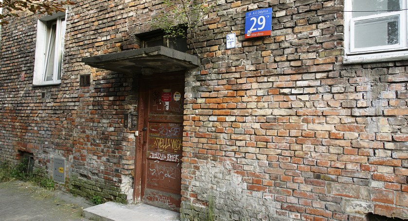 Opuszczone domy przy ulicy Odyńca