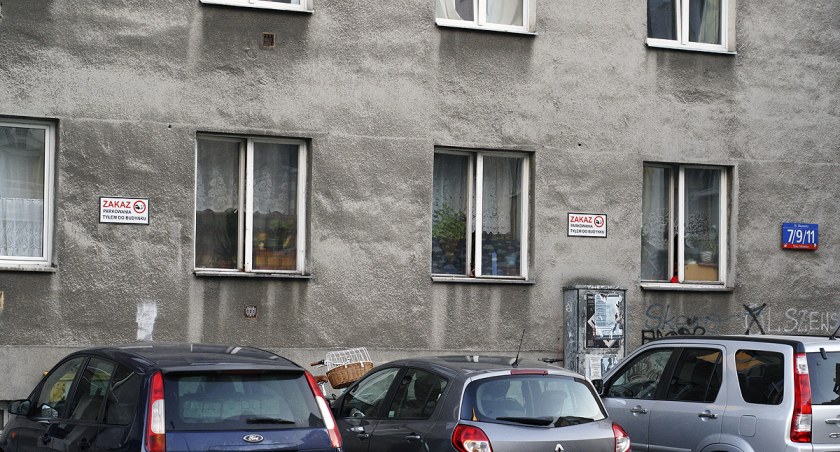 Zakaz parkowania tyłem do budynku