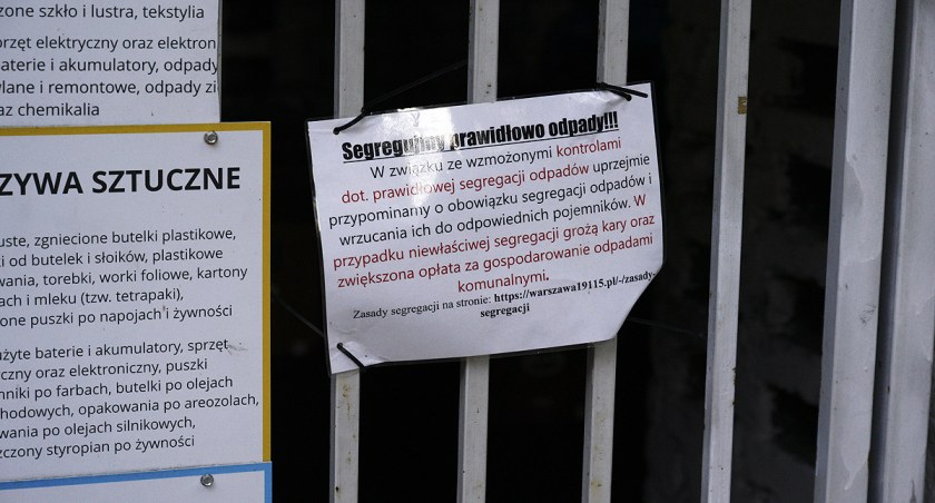 Słupy ogłoszeniowe na Mokotowie