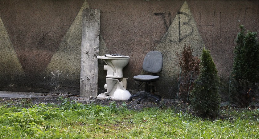 Po drugiej stronie śmietnika