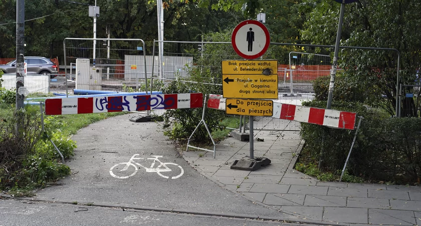 Brak przejścia wzdłuż ulicy Belwederskiej