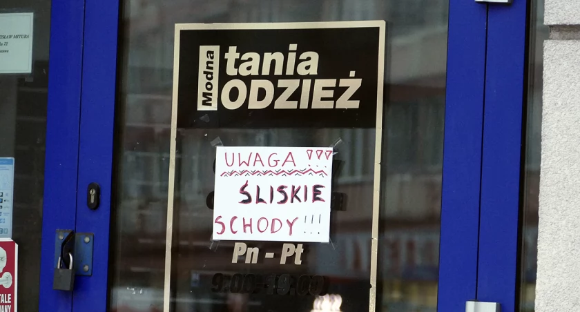 Śliskie schody i spadający z dachu śnieg