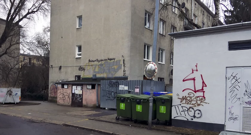 Obwieszczenia na mokotowskich śmietnikach