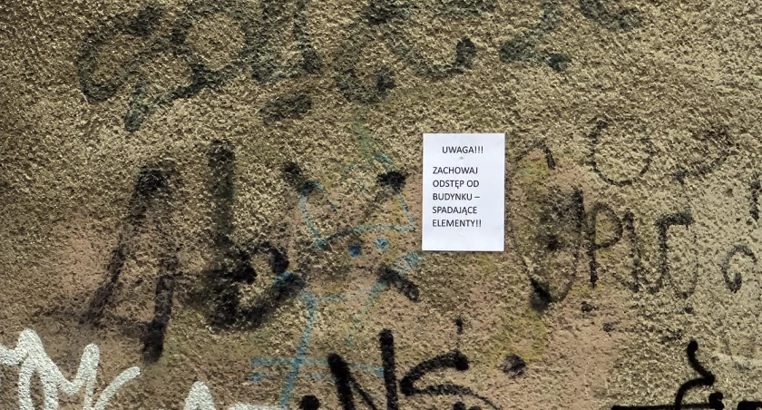 Spadające elementy na Mokotowie