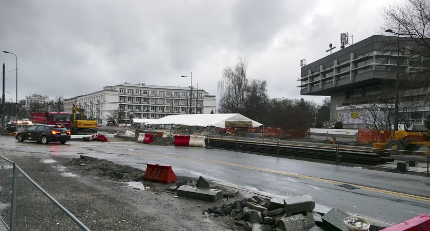 Nieustająca budowa linii tramwajowej do Wilanowa wchodzi w nowy etap