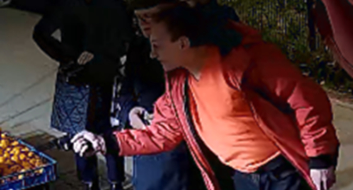 Groził przy metrze Wilanowska. Policjanci go szukają