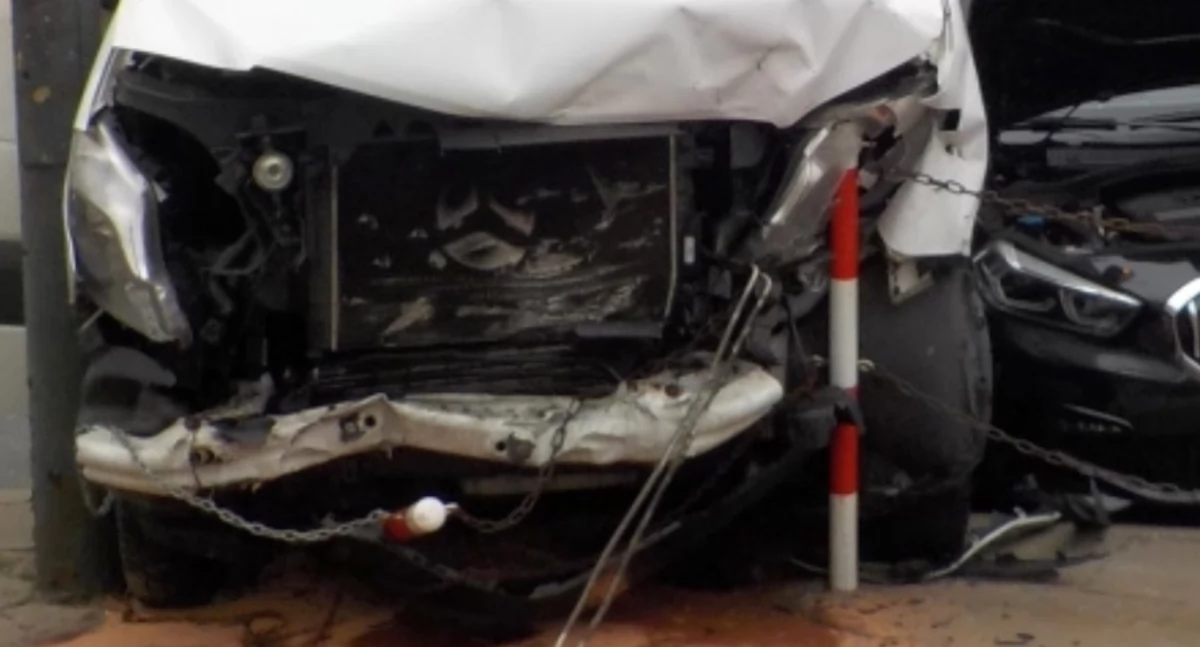 Szkolny bus kontra BMW. Wypadek na Mokotowie (ZDJĘCIA)