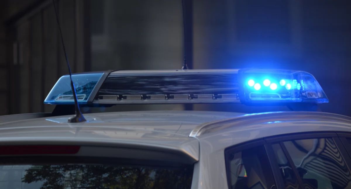 24-LATEK CZAIŁ SIĘ W BRAMIE. Akcja policji na Mokotowie