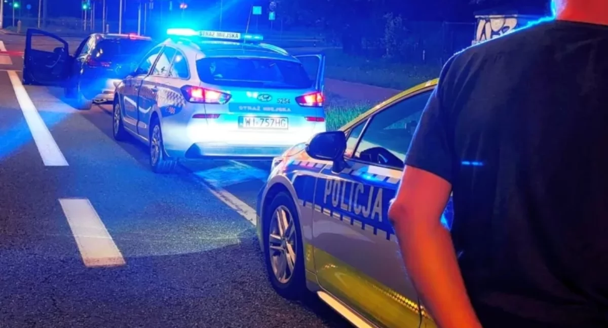 POD PRĄD I SZYBKO. Tak się bujał po wiadukcie - akcja na Mokotowie