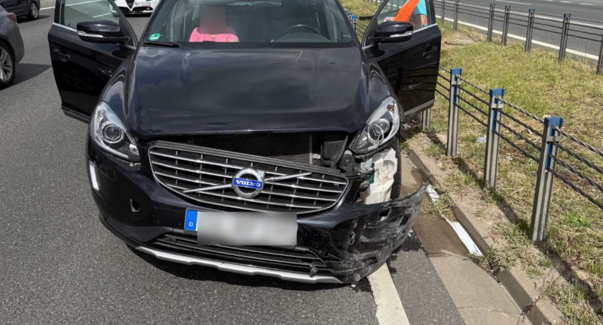 Policjanci z Mokotowa pomogli przy wypadku na trasie S8