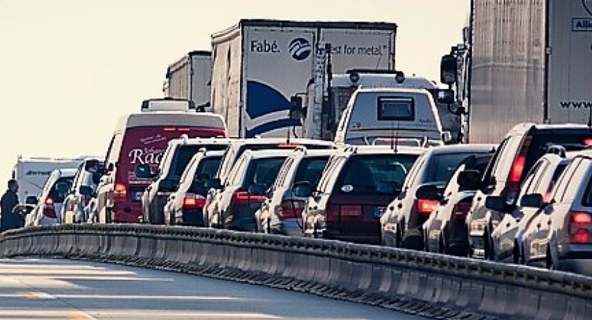 Na skrzyżowaniu ulic Krasickiego i Odyńca zderzyły się citroen z volkswagenem. Gigantyczny korek.
