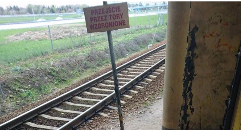 Kolejarze postanowili ukarać krnąbrnych pasażerów z Mordoru i wysmarowali peron na stacji Służewiec