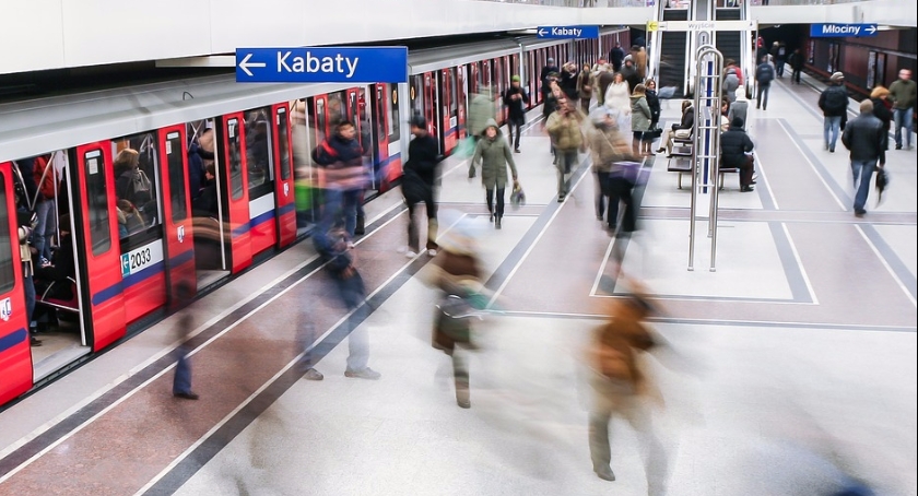 Dzielnicowy w metrze po służbie, a jednak na posterunku: idzie, patrzy, widzi i… zatrzymuje!