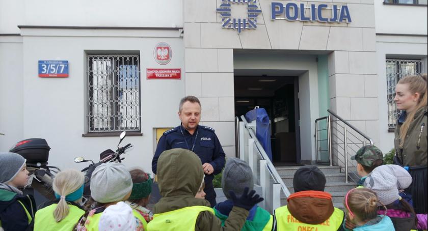 Dzieciaki z Przedszkola Omega wpadły… na Policję i zobaczyły jak wyglądają kajdanki i areszt...