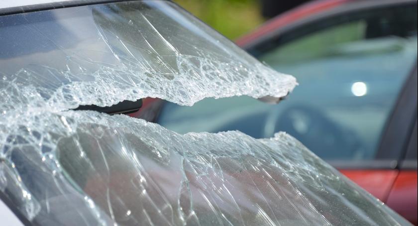 Na Domaniewskiej róg Puławskiej doszło do zderzenia BMW i fiata, tramwaje zablokowane