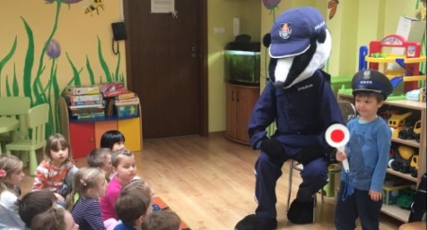 Policjant Borsuk wpadł do dzieciaków, żeby opowiedzieć im o bezpiecznym zachowaniu