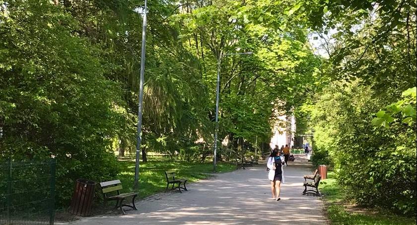 Zniknęły wielkie - białe i czerwone - donice ze Skweru Słonimskiego koło kina Iluzjon