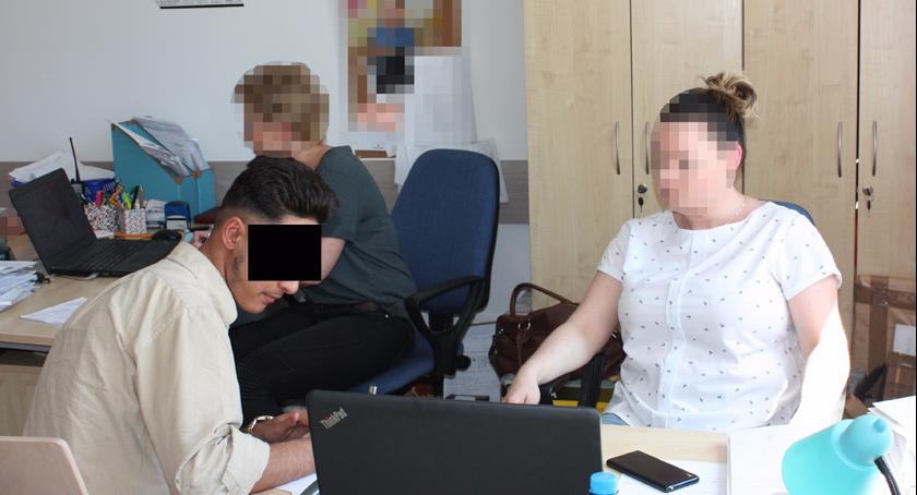 Zdenerwowana matka koszem na śmieci z przystanku zdemolowała dwa samochody