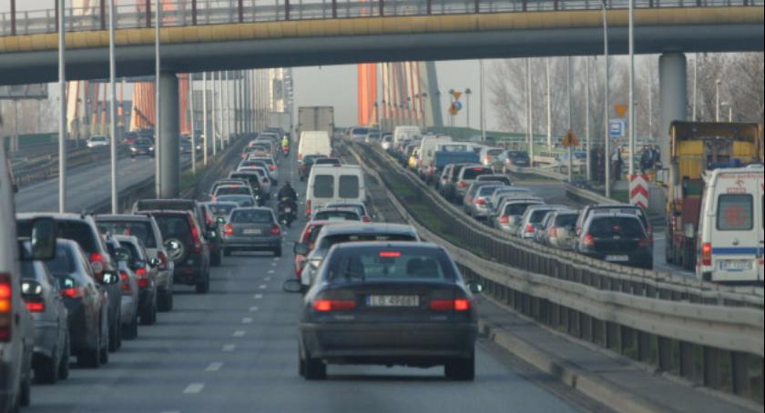 Kierowca, który spowodował poważną kraksę na Trasie Siekierkowskiej, nadal jest nieuchwytny