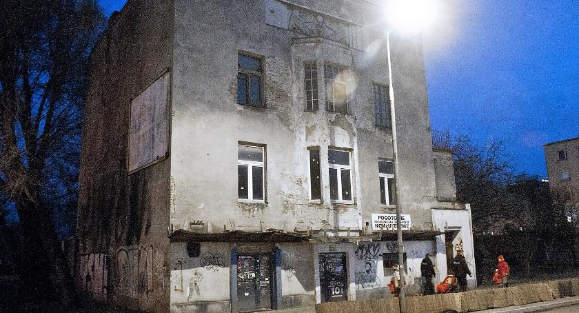 Dom pod Skarabeuszami przy Puławskiej 101 nadal niszczeje, bo właściciel zapomniał o terminach...