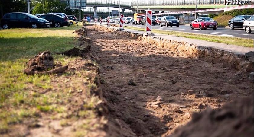 Unia Europejska wspiera ścieżkę rowerową przy ul. Powsińskiej, która właśnie powstaje…