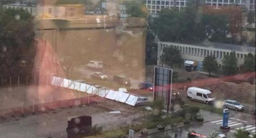 Mokotów w oku nawałnicy: grad wielkości grochu, wiatr przewalał płoty, ulice spływały wodą