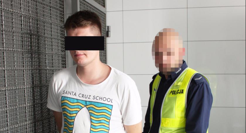 Pijany Białorusin na Wałbrzyskiej stracił panowanie nad kierownicą i uderzył w krawężnik