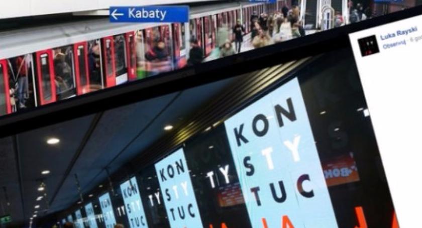Artysta Luka Rayski protestuje w metrze na dużych ekranach ledowych w obronie Konstytucji