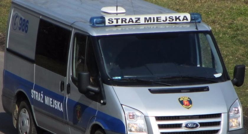 Na skrzyżowaniu św. Bonifacego i Sobieskiego patrol Straży Miejskiej został oblany kwasem masłowym