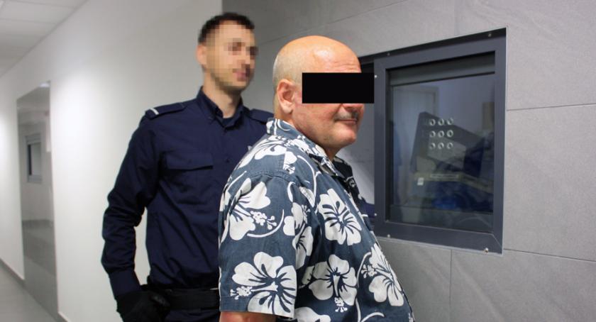 Najpierw policjantów znieważyli, potem chcieli przekupić, a na koniec wdali się w bójkę