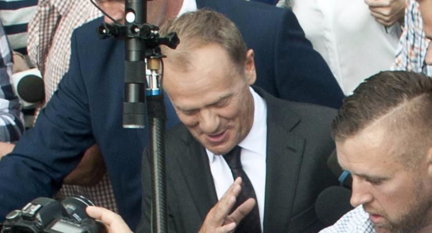 Donald Tusk stawił się na Rakowiecką 26/30 do Prokuratury Krajowej na „smoleńskie przesłuchanie”