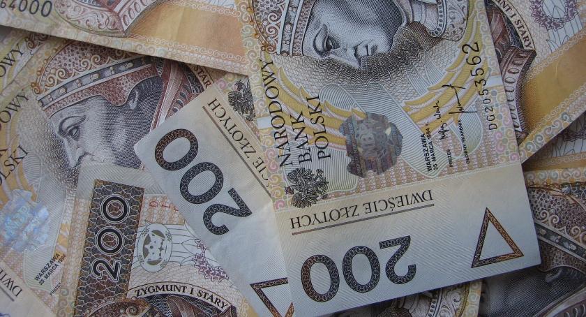 230 tysięcy złotych wyłudzili od 85-letniej kobiety dwaj oszuści udający policjantów