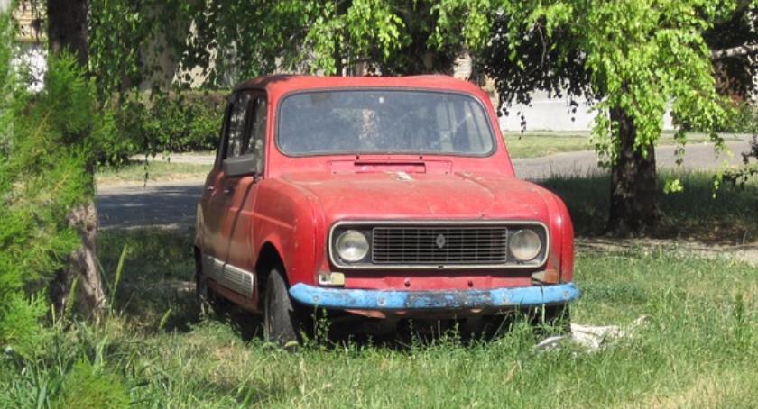 Pijany 59-latek, bez prawa jazdy, sfingował kradzież auta, żeby ukryć przed policją, że je rozbił