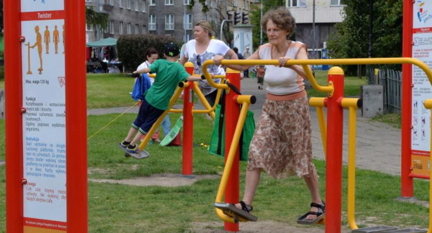 Na Mokotowie jest 16 siłowni plenerowych, a średnie pokolenie z nich nie korzysta