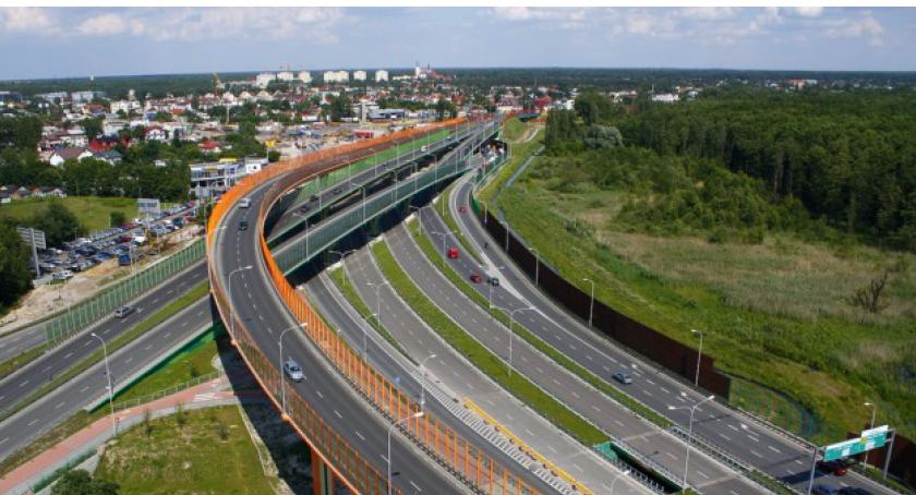 Sprawca kwietniowego wypadku na Trasie Siekierkowskiej nadal nieuchwytny