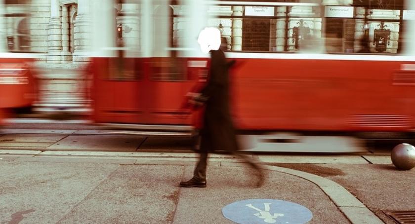 Róg Puławskiej i Odyńca starsza kobieta potrącona przez tramwaj. Żyje! Druga zemdlała…