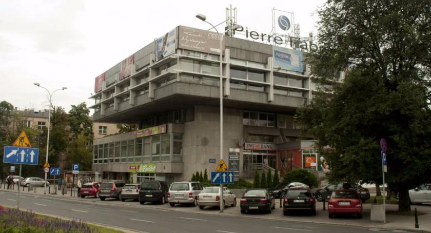 Drugie życie Uniwersusa u zbiegu ulic Gagarina i Belwederskiej. Koniec epoki książki?