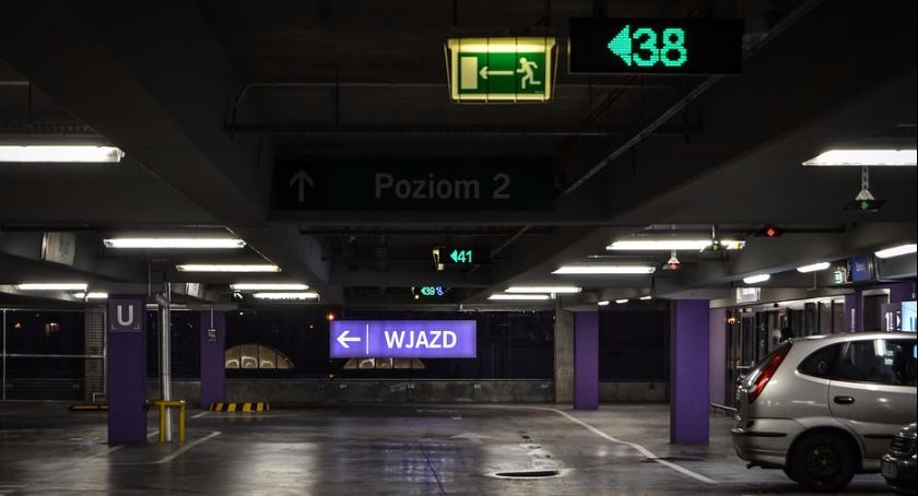 64-latek z Wołomina, na płatnym parkingu na Mokotowie, wyłamał szlaban i uciekł
